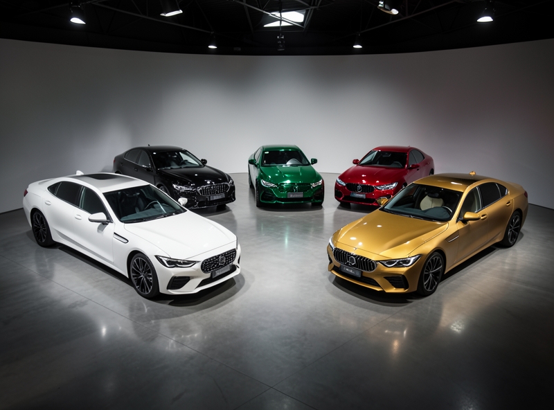 Cinq couleurs de voitures représentant les cinq éléments du feng shui